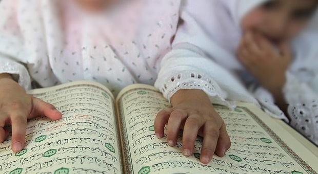 Punizioni corporali e molestie sessuali alle bambine: maestro di Corano a processo