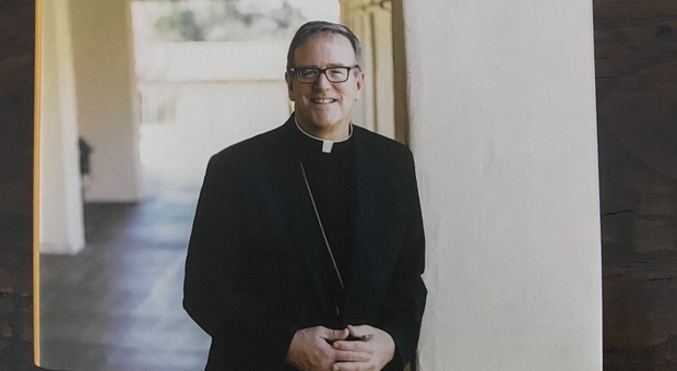 Robert Barron, il vescovo da 100 milioni di visualizzazioni: «La Chiesa deve imparare a comunicare con i social»
