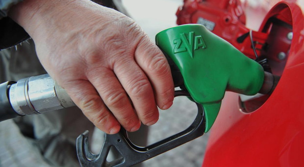Prezzo benzina, perché quella italiana è la più cara d'Europa? Superate due nazioni, il peso (abnorme) delle accise