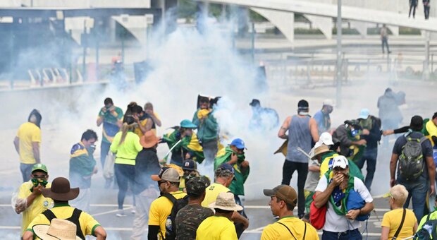 Brasile, esonerati i vertici di tutte le forze di sicurezza per il tentato golpe di domenica