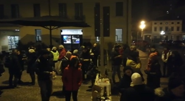 Un'immagine dell'aperitivo no vax andato in scena in piazza a Pieve di Soligo