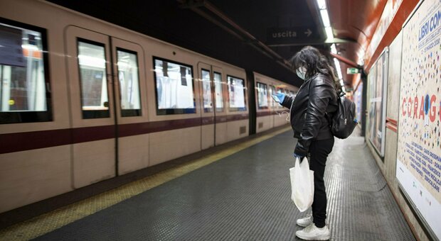 Roma, allarme polveri sottili nelle stazioni della metro. «Mettete la mascherina Ffp2»