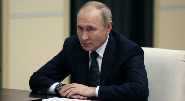 Putin, tre sosia per coprire la sua fuga? L'intelligence ucraina: «Dov'è finito il presidente russo?»