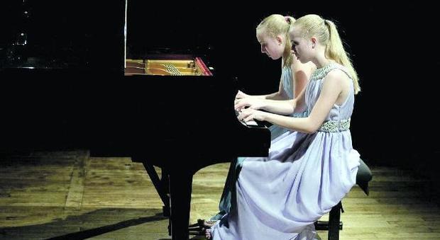 Le fantastiche gemelle del pianoforte: «Un'intesa a quattro mani»