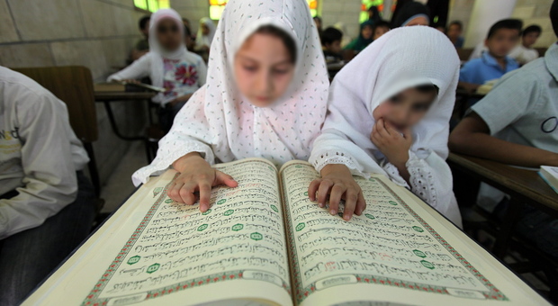 L'Imam girava tra i bimbi con il bastone: botte a chi non imparava il Corano a memoria