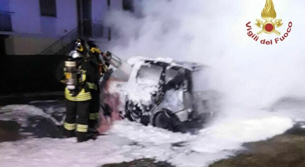 Marcon, auto parcheggiata in fiamme. Intervengono i vigili del fuoco con l'autobotte: «Non si esclude il dolo»