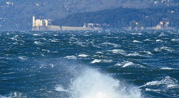 Meteo, Bora con raffiche di 70 km orari nel golfo di Trieste. Mare agitato