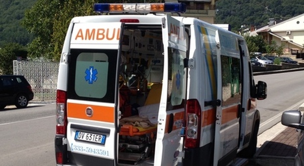 Un uomo muore mentre attende l'ambulanza arrivata 90 minuti dopo. Un grave caso di malsanità in Calabria