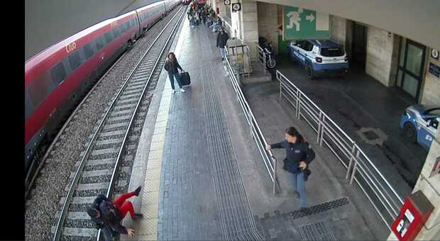 Giovane sui binari in stazione con i treni in arrivo: salvata dagli agenti