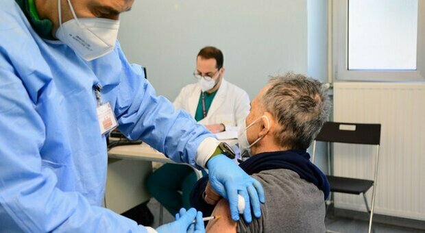 Vaccini Covid, «sono sicuri anche per gli allergici»: i risultati di un nuovo studio
