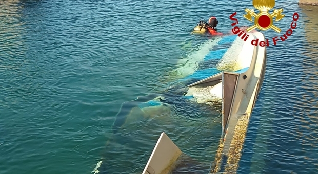 Recuperata imbarcazione che stava affondando a Trieste, intervento dei sommozzatori dei vvff