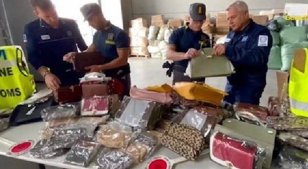 Finanza, operazione al Porto: sequestrati 251 mila articoli di pelletteria "made in China"