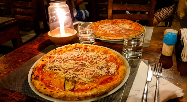 Bolletta da 4mila euro, la mossa del ristoratore: pizza a lume di candela