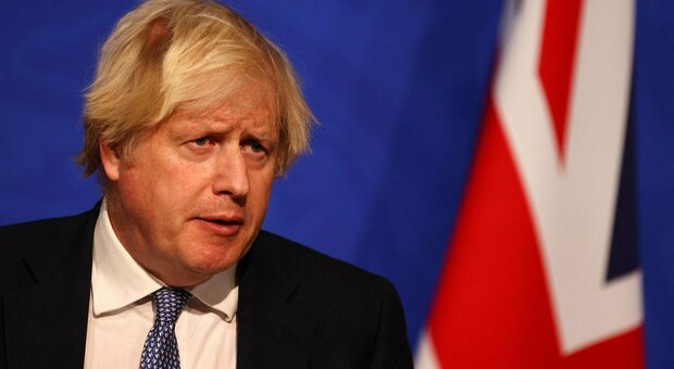 Omicron, Boris Johnson scopre il Green pass ma finisce nella bufera per il party a Downing Street