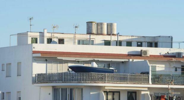 Parcheggia la barca sul terrazzo per non pagare l'ormeggio: «Risparmio 70 euro al mese»