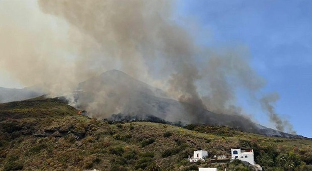 l'incendio divampato sull'isola di Stromboli