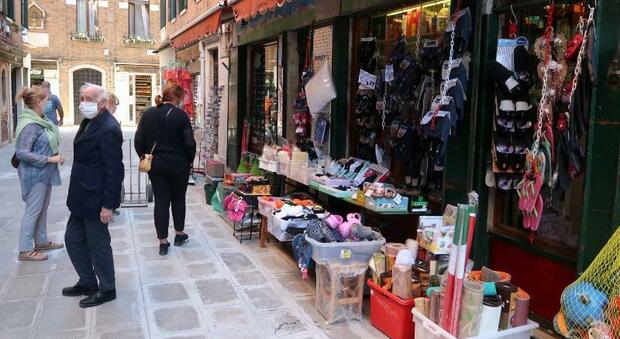 Plateatici in centro storico a Venezia per i negozi