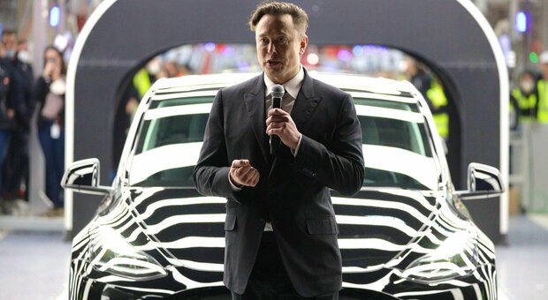Musk vede nero sull'economia Usa: pronto il taglio di 10mila posti in Tesla