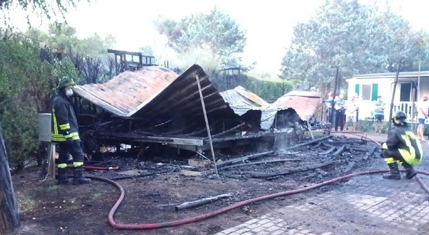 Quattro bimbi salvati dal papà mentre il fuoco divorava la casa