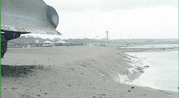 La spiaggia di Rosolina dopo una violenta mareggiata