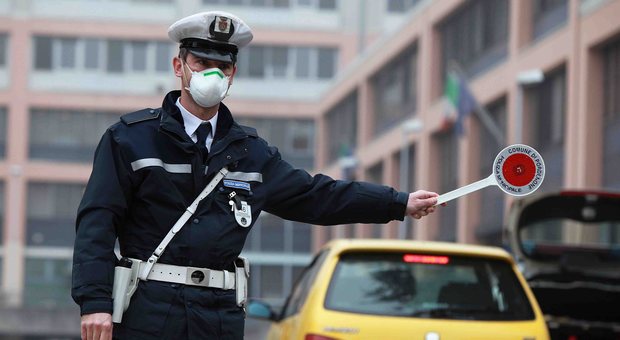 Un agente della polizia locale di Pordenone indossa la mascherina anti-smog
