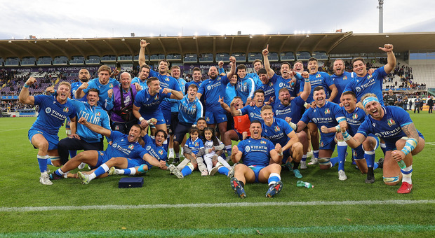 Gli azzurri del rugby a Firenze festeggiano la prima storica vittoria contro l'Australia