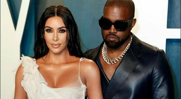 Kanye West, foto porno dell’ex moglie Kim Kardashian ai dipendenti per intimidire lo staff: Adidas straccia il contratto