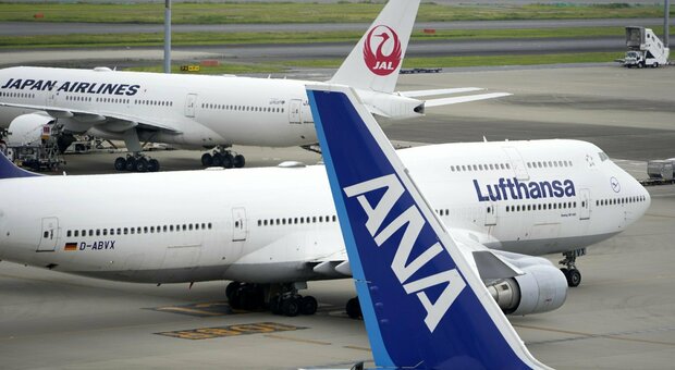 Voli annullati oggi, Lufthansa cancellerà altri 2000 viaggi: disagi in mezza Europa