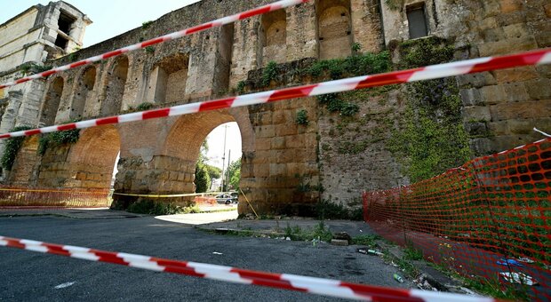 Roma, crolla una parte dell'arco di Porta Maggiore: intervento in corso