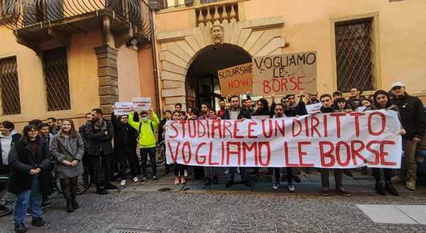 Gli studenti in protesta sotto l'Esu