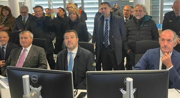 Da sin.: il sindaco Brugnaro, Matteo Salvini e il governatore veneto Luca Zaia nella sala comandi del Mose