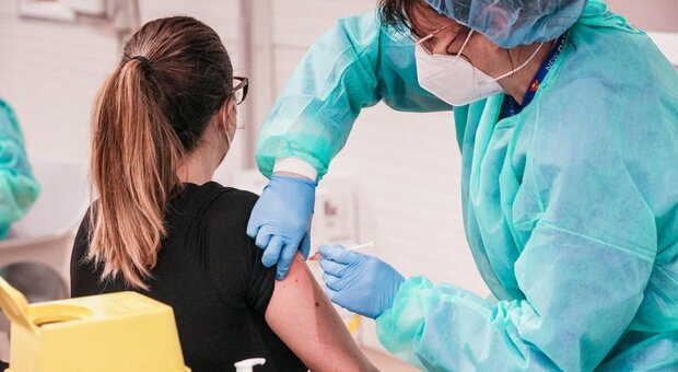 I nuovi vaccini bivalenti aggiornati contro Omicron, come funzionano e quali sono gli effetti collaterali