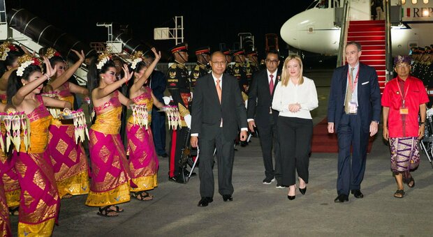 Meloni a Bali per il G20 con la figlia Ginevra: per la prima volta una bambina nello staff del premier