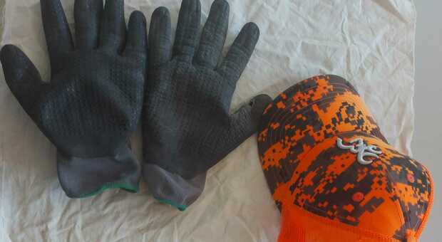Ladro fermato mentre entra in una casa: guanti, berrettino, grimaldelli e un lenzuolo da usare come sacco per il bottino