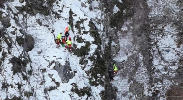Scivola sul ghiaccio e vola in dirupo per 50 metri, 22enne si rompe una gamba, recupero difficile