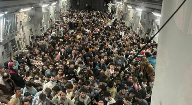 Uomini, donne, bambini: i 640 afghani stipati nel cargo Usa. La foto simbolo della fuga da Kabul