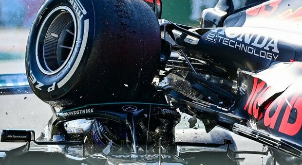 La ruota posteriore destra della Red Bull di Verstappen colpisce il casco di Lewis Hamilton
