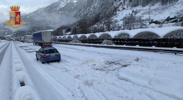 Caos neve sul Brennero: autostrada chiusa, mezzi pesanti bloccati, auto in coda da 12 ore
