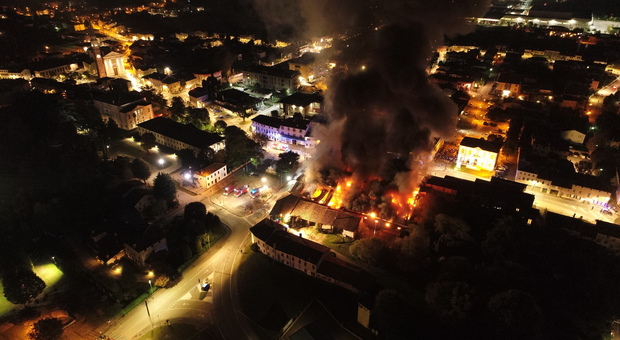 Incendio in pieno centro: fiamme in un capannone in mezzo alle case
