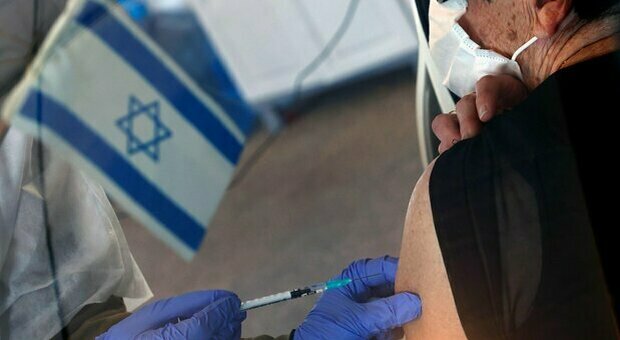 Covid, Israele accelera e vaccina i medici di Gaza. Burioni: «Stiamo facendo schifo: svegliamoci»