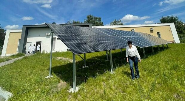 Ucraina, Musk fornisce stazioni solari Tesla per alimentare due cliniche a Irpin e Borodyanka