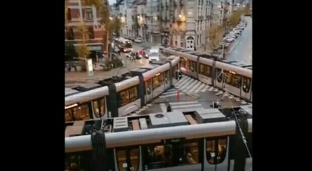 Tre tram fermi all'incrocio: il video della piazza a triangolo fa il giro del mondo