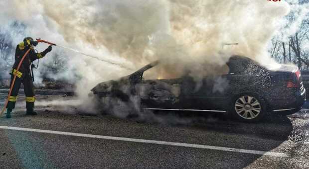 Auto prende fuoco sulla strada per Piancavallo: automobilista esce appena in tempo Foto