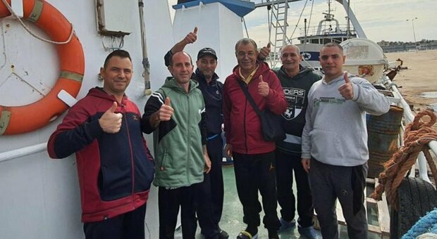 Pescatori in viaggio verso l'Italia dopo il sequestro in Libia: «Divisi e tenuti in gabbia al buio» Domenica l'arrivo a Mazara