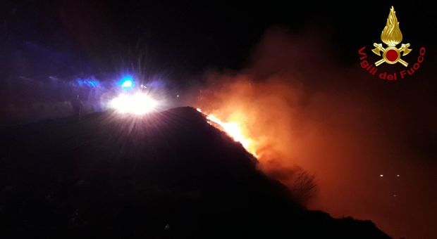 Enorme rogo sulle montagne del Pordenonese, presidio antincendio anche a Piancavallo