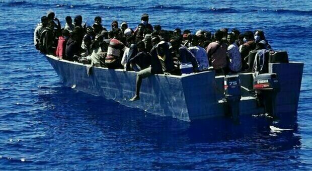 Migranti, 660 persone in hotspot dopo nuova ondata di sbarchi: 5 morti nel naufragio al largo di Lampedusa
