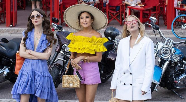 Emily in Paris, i look della seconda stagione in vendita su Netflix: il colosso streaming conquista la moda