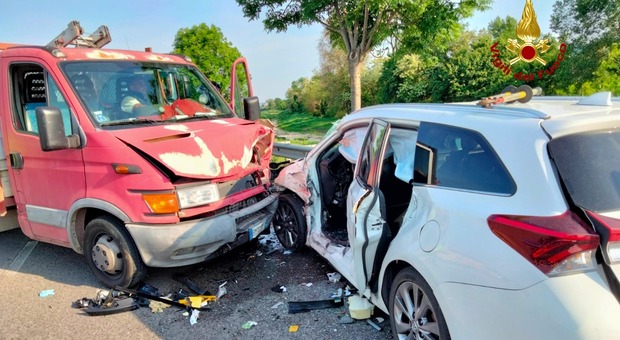 Furgone contro Toyota Yaris: in ospedale i due conducenti