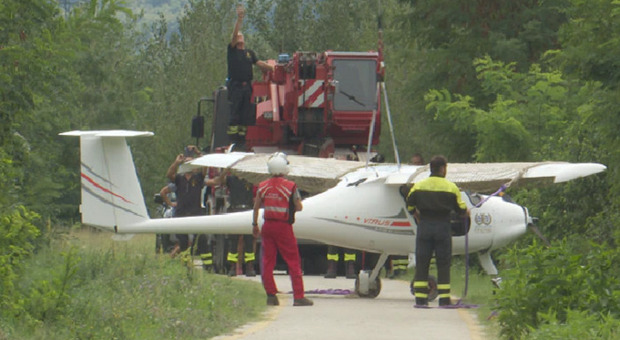 Ultraleggero perde quota e rischia lo schianto: atterra in emergenza sull'Adige. Solo contusi i due piloti