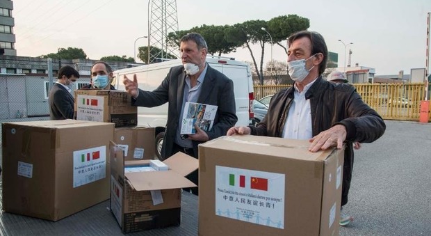 Sergio Giordani e il direttore di Interporto Padova Roberto Tosetto con le mascherine arrivate dalla Cina